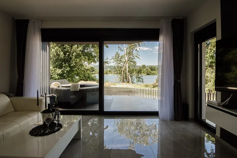From Greige to Sculpted Wool: Five Carpets That Ruled the Hamptons This Decade